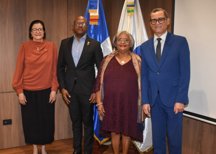 El ministro de Trabajo y presidente del CNSS, Eddy Olivares; la gerente general de la entidad, Aura Celeste Fernández Rodríguez junto a los doctores Luis Alberto Peña Núñez y Mercedes Rodríguez representantes del CMD ante el CNSS.