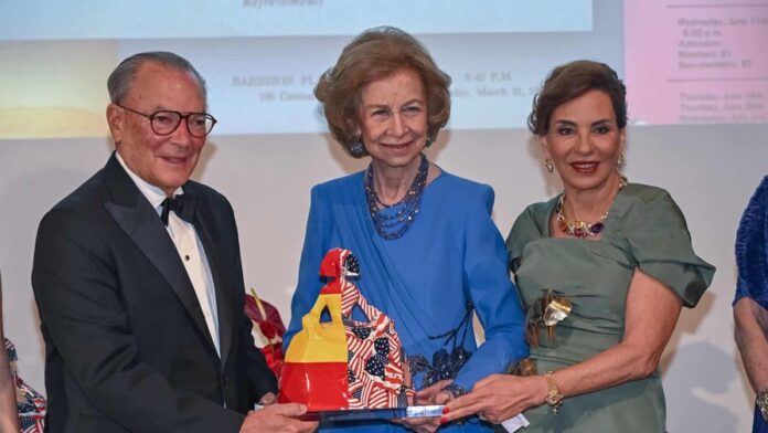 La reina Sofía de España entrega el Premio a la Excelencia a Frank Rainieri, fundador del Grupo Puntacana, y a Haydée Kuret de Rainieri, miembro de su consejo de directores, en reconocimiento a su liderazgo y aporte al desarrollo turístico de República Dominicana, durante la gala celebrada en el Pérez Art Museum Miami (PAMM). (EFE)